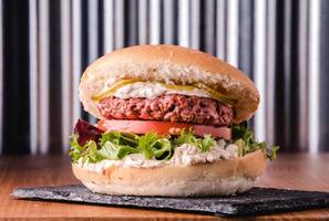 close-up van een heerlijke vegetarische burger geserveerd en klaar om te eten foto