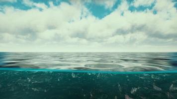 gesplitst uitzicht over en onder water in de Caribische zee met wolken foto