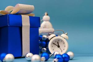 dozen met geschenken en kerstboom blauw speelgoed met klok op blauwe achtergrond, foto