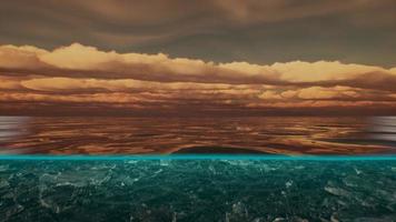 gesplitst uitzicht over en onder water in de Caribische zee met wolken foto