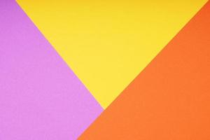 kleurrijke papieren achtergrond met driehoekig patroon in roze geel en oranje foto