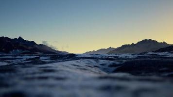 8k bergen bedekt met ijs in antarctisch landschap foto