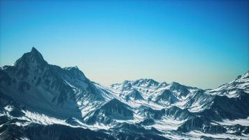 luchtfoto van de bergen van de Alpen in de sneeuw foto