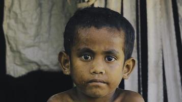een portret van kinderen met een sjofele blik in een arm en geïsoleerd dorp op rote island, oost nusa tenggara. 5 april 2020 - rote, Indonesië. foto