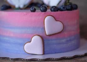 mooie zelfgemaakte taart met roze met blauwe crème, gedecoreerd met uilenfiguren foto