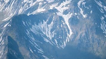 luchtfoto landschap van bergen met besneeuwde foto