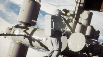 8k astronaut buiten het internationale ruimtestation op een ruimtewandeling foto