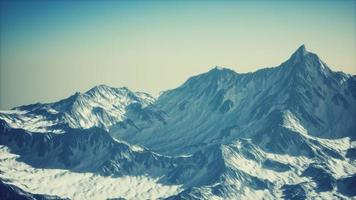 luchtfoto van de bergen van de Alpen in de sneeuw foto