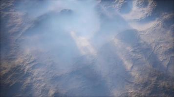 verre bergketen en dunne laag mist op de valleien foto