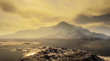 bergen bedekt met ijs in antarctisch landschap foto