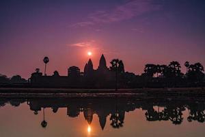 zonsopgang boven angkor wat. foto