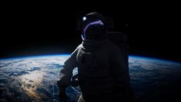 astronaut in de ruimte tegen de achtergrond van de planeet aarde foto