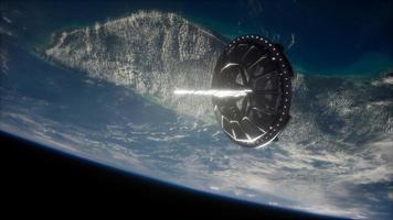 futuristische ruimtesatelliet in een baan om de aarde foto