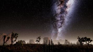 hyperlapse in death valley nationaal park woestijn maanverlicht onder sterrenstelsels foto