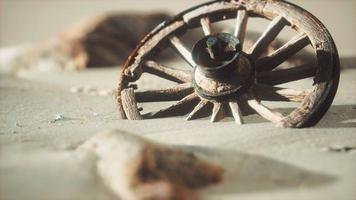 groot houten wiel in het zand foto