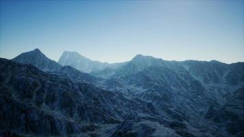 8k luchtfoto berglandschap op grote hoogte foto