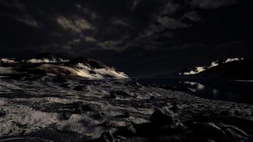 dramatisch landschap in antarctica met storm op komst foto