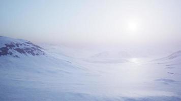 luchtlandschap van besneeuwde bergen en ijzige kusten in antarctica foto