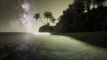 prachtig fantasie tropisch strand met melkwegster in de nachtelijke hemel foto