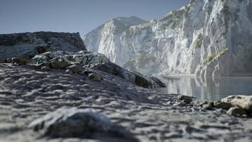 zandstrand tussen rotsen aan de kust van de Atlantische Oceaan in portugal foto