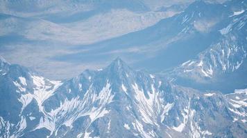 luchtfoto landschap van bergen met besneeuwde foto