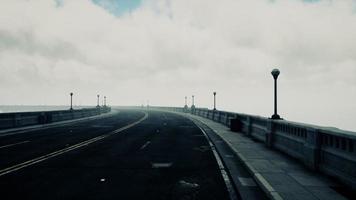 lange brug in mistige mist foto