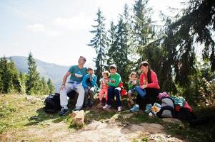 gezin met vier kinderen rusten in de bergen. reizen en wandelen met kinderen. foto