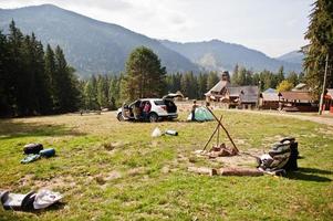 jongen zet een tent op. reizen met de auto in de bergen, sfeerconcept. foto