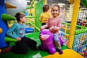 kinderen spelen in indoor speelcentrum. kleuterschool of voorschoolse speelkamer. foto