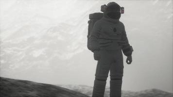 astronaut op een andere planeet met stof en mist foto