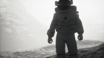 astronaut op een andere planeet met stof en mist foto