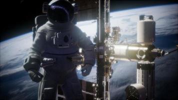 internationaal ruimtestation en astronaut in de ruimte boven de planeet aarde foto