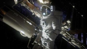 astronaut buiten het internationale ruimtestation op een ruimtewandeling foto