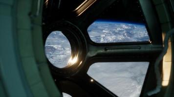 uitzicht vanuit de cockpit vanuit het internationale ruimtestation dat in de buurt van de planeet aarde opereert foto