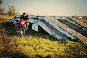 enduro-racer zittend op zijn motor foto