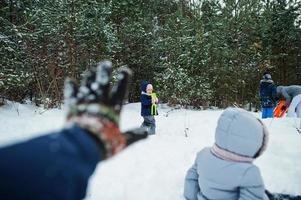 kinderen in de winternatuur. buiten in de sneeuw. foto