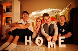 kinderen in tent die 's avonds thuis tv kijken. hygge stemming. foto