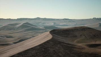 luchtfoto op grote zandduinen in de saharawoestijn bij zonsopgang foto