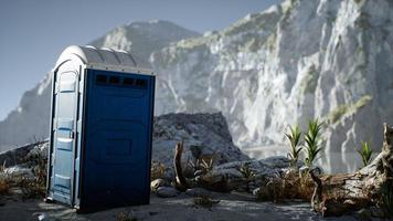 draagbaar mobiel toilet op het strand. chemische wc cabine foto