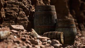 oude houten vintage wijnvaten in de buurt van stenen muur in canyon foto