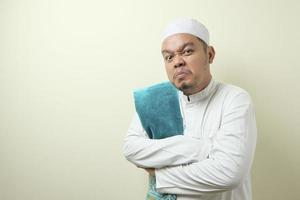 portret van een jonge Aziatische moslimman wijzend op zijn polshorloge foto