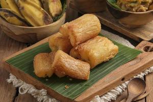 gebakken cassave geserveerd op houten tafel foto