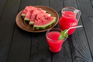 watermeloen smoothies topping met verse muntblaadjes foto