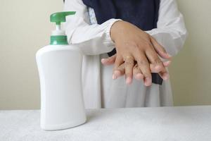 handen wassen met alcoholdesinfecterende middelen of alcoholgel uit pompfles foto