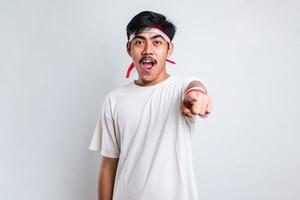 aziatische jonge man die naar voren wijst, maak het kiezen van je gebaar foto