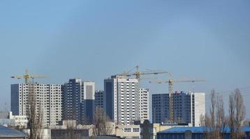 panorama van nieuwe ontwikkeling in de gevestigde stad foto