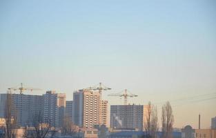 residentiële nieuwe gebouwen bij het aanbreken van de dag in de stad foto