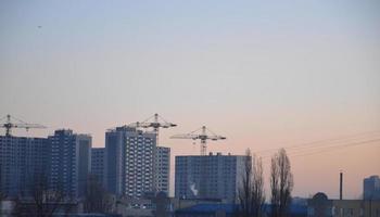 residentiële nieuwe gebouwen bij het aanbreken van de dag in de stad foto