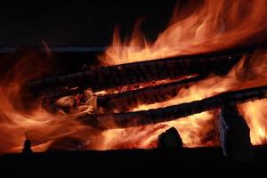 vreugdevuur met mooie vlammen. kampvuur. bushcraft vuur foto