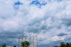 elektrische hoogspanningslijn tegen wolk en blauwe lucht foto